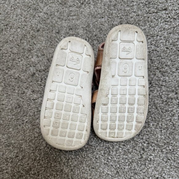 SEE KAI RUN Sandals - Toddler Size 6 - Metallic Gold - Velcro Closure - Open toe - Picture 3 of 4